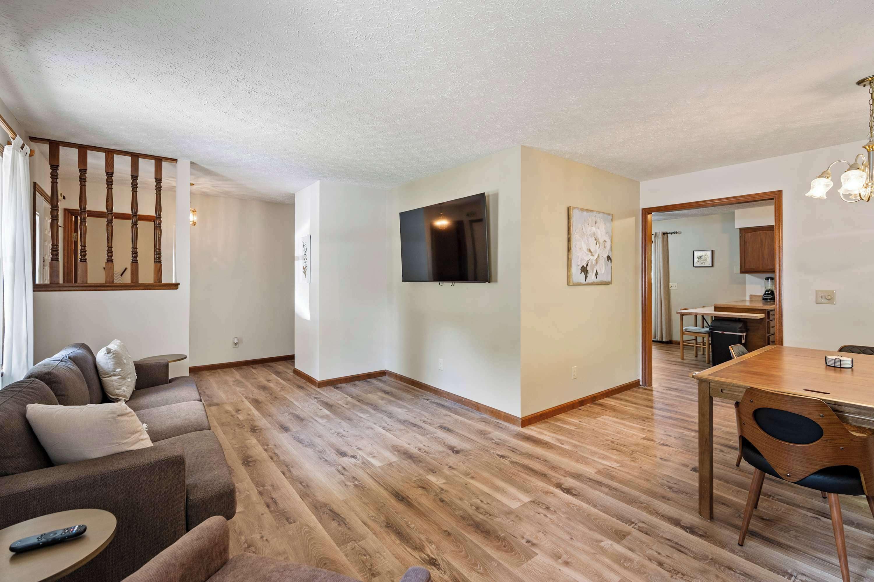 獨棟房屋, 多張床, 熱水浴缸, 花園景觀 (The Family Nook) | 起居區 | 50-吋平面電視，提供數位頻道