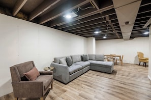 独立别墅, 多张床, 热水浴缸, 花园景观 (The Family Nook) | 起居区 | 50-英寸纯平电视(配备数码频道)