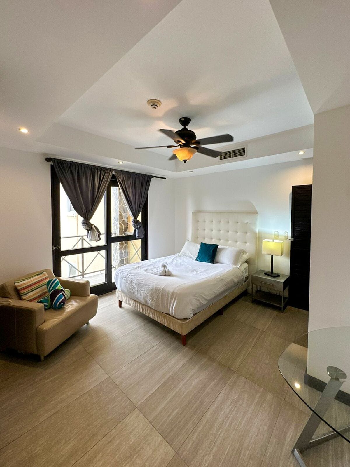 3 bedrooms, iron/ironing board, internet, bed sheets