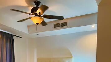 3 bedrooms, iron/ironing board, internet, bed sheets