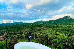 Outdoor spa tub