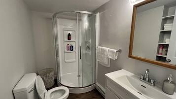 Dusche, Handtücher, Seife, Toilettenpapier
