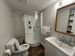 Regadera, toallas, jabón, papel de baño 