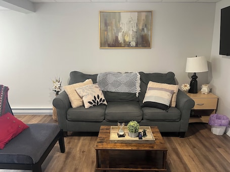 TV. Camia Inn- Newly Renovated Basement