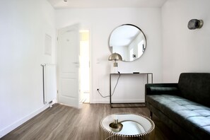 Suite, 1 Doppelbett und Schlafsofa, Küche, Blick auf den Innenhof | Wohnbereich