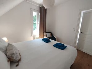 3 chambres, fer et planche à repasser, Wi-Fi, draps fournis