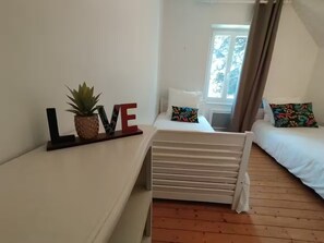 3 室のベッドルーム、アイロン / アイロン台、WiFi、ベッドシーツ