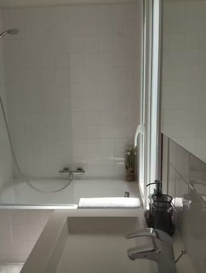 Dusj, hårføner, håndklær og såpe