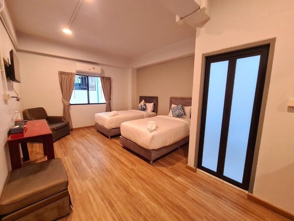 Desk, free WiFi - Hometown Stays Hatyai (Hat Yai)