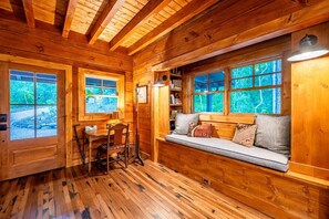 Smart TV, chimenea y libros