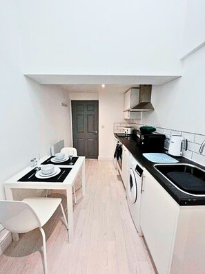 Kylskåp, mikrovågsugn, ugn och spishäll