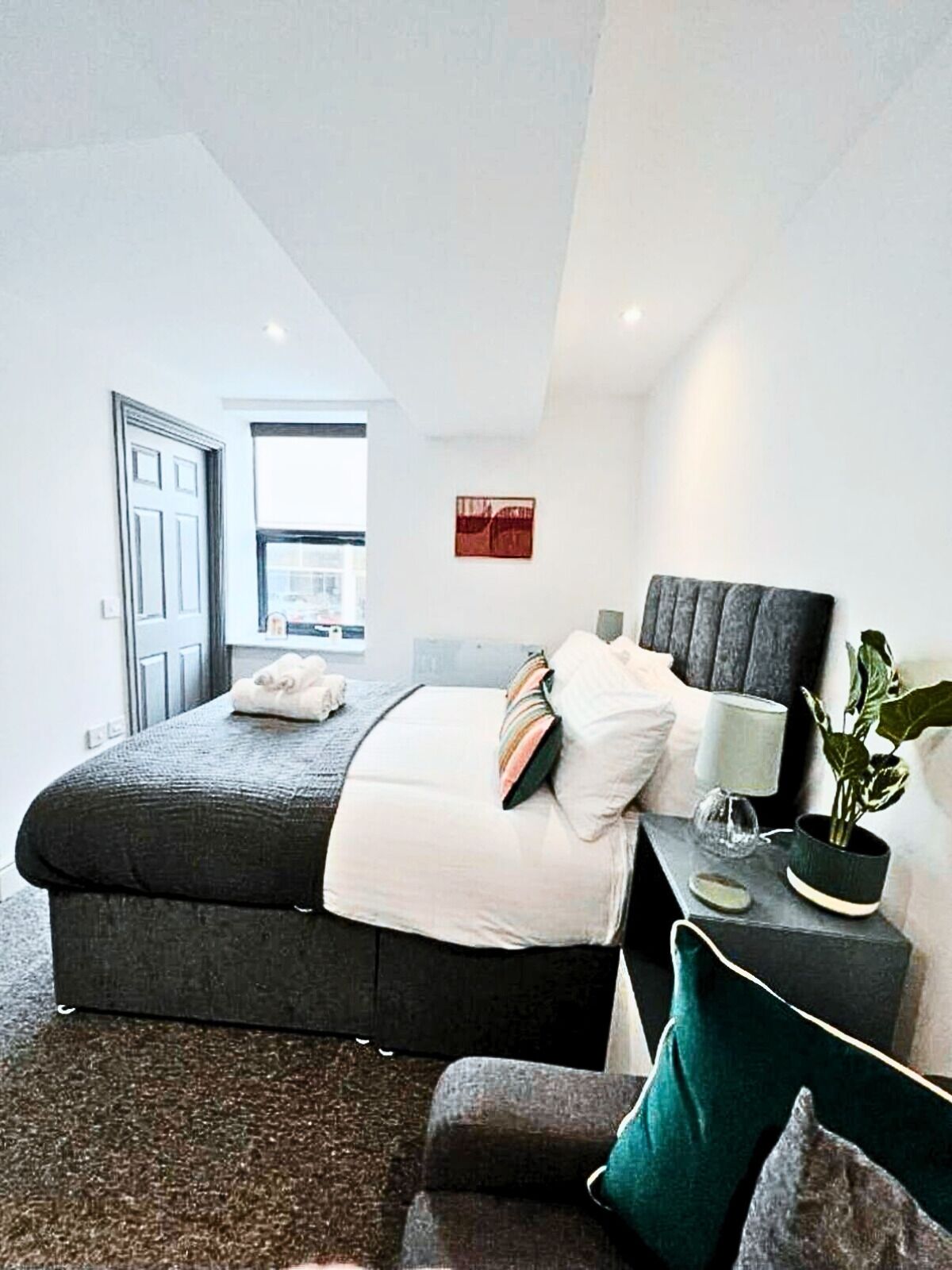 Tabla de planchar con plancha, wifi gratis y ropa de cama 