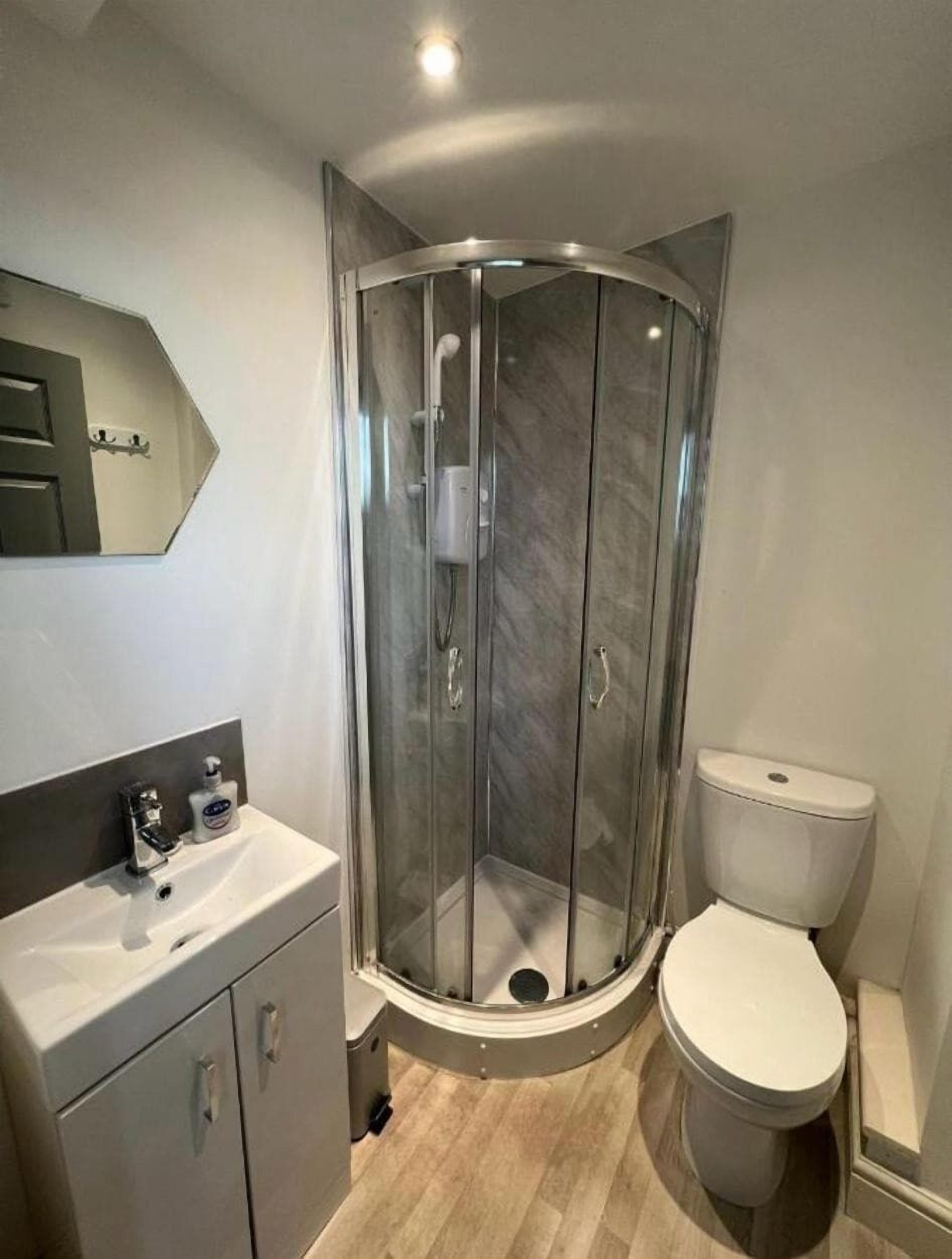 Een haardroger, handdoeken