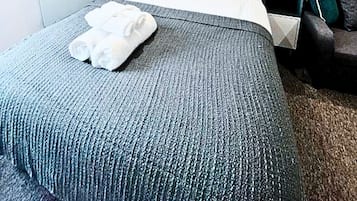 Tabla de planchar con plancha, wifi gratis y ropa de cama