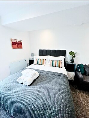 Iron/ironing board, free WiFi, bed sheets