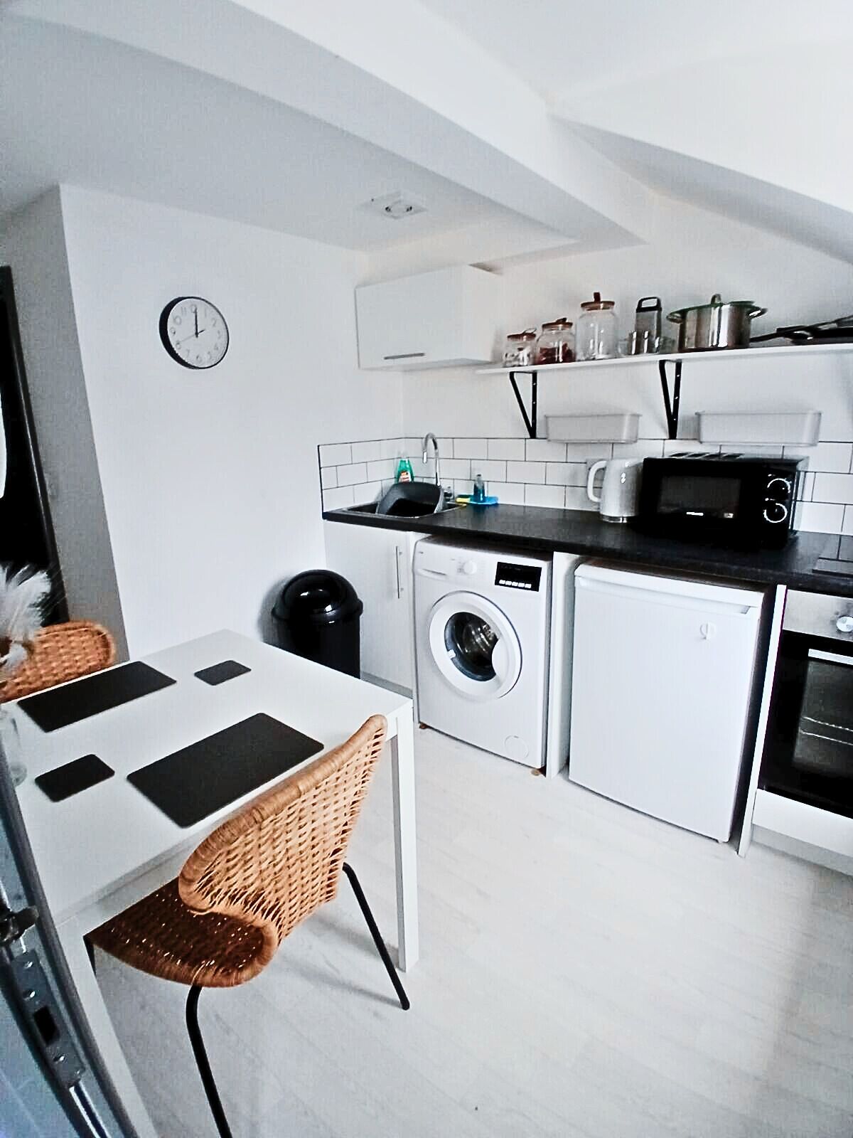 Réfrigérateur, micro-ondes, four, grille-pain