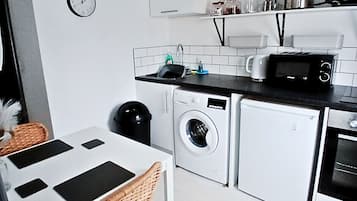 Réfrigérateur, micro-ondes, four, grille-pain