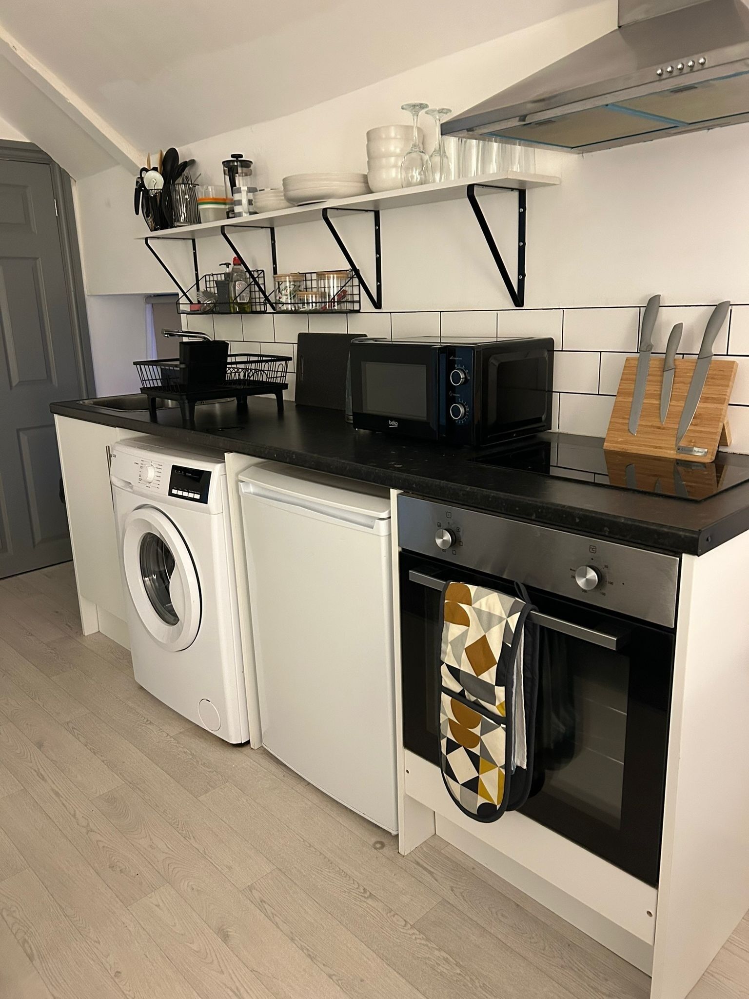 Een koelkast, een magnetron, een oven, een kookplaat