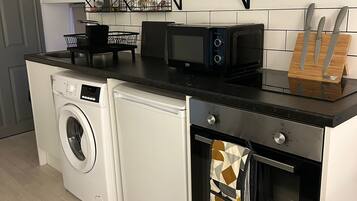 Een koelkast, een magnetron, een oven, een kookplaat