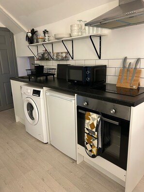 Een koelkast, een magnetron, een oven, een kookplaat