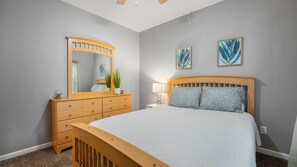 2 bedrooms, free WiFi, bed sheets - Robin's Resort - 2 pools, Grill, Fishing, Boat Launch, Boat rental next door (Osage Beach)