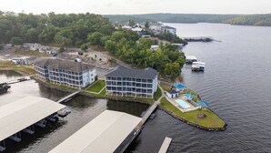 En fastighet vid sjön med en brygga, en swimmingpool och ett båthus.