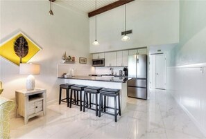 Fridge, microwave, oven, stovetop - Charming 1-bedroom condo in peaceful Sanibel walking distant to coast (Sanibel)