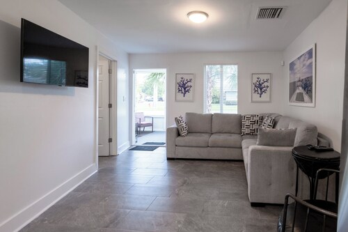 Cozy 2BR Family-Friendly Apt with Porches & Yard — 15 mins to Fort L’dale Beach!