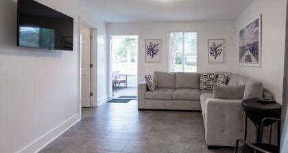 Cozy 2BR Family-Friendly Apt with Porches & Yard — 15 mins to Fort L’dale Beach!