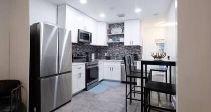 Cozy 2BR Family-Friendly Apt with Porches & Yard — 15 mins to Fort L’dale Beach!