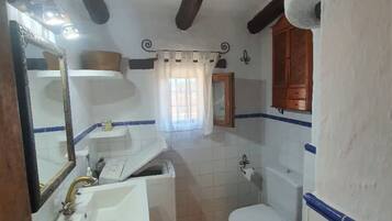 Regadera, secadora de cabello, toallas, jabón