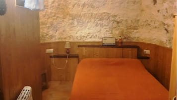 2 dormitorios, tabla de planchar con plancha, ropa de cama
