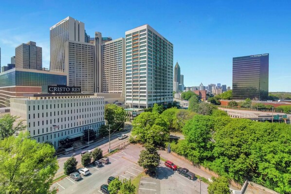 Exterior - Lux 2BR Condo w/ King Beds DTWN (Atlanta)