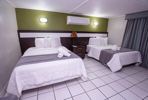 Economy kamer | Een laptopwerkplek, geluiddichte muren, gratis wifi, beddengoed