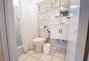 Economy Room | Bathroom | Bathtub, free toiletries, hair dryer, towels
