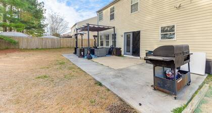 Charming 4-bedroom house with huge back yard and AC in Raleigh, NC
