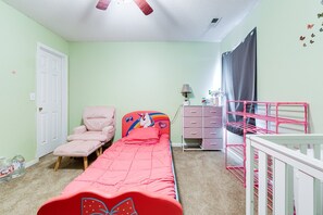 4 bedrooms, iron/ironing board, Internet, bed sheets