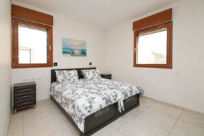 3 bedrooms, iron/ironing board, free WiFi, bed sheets
