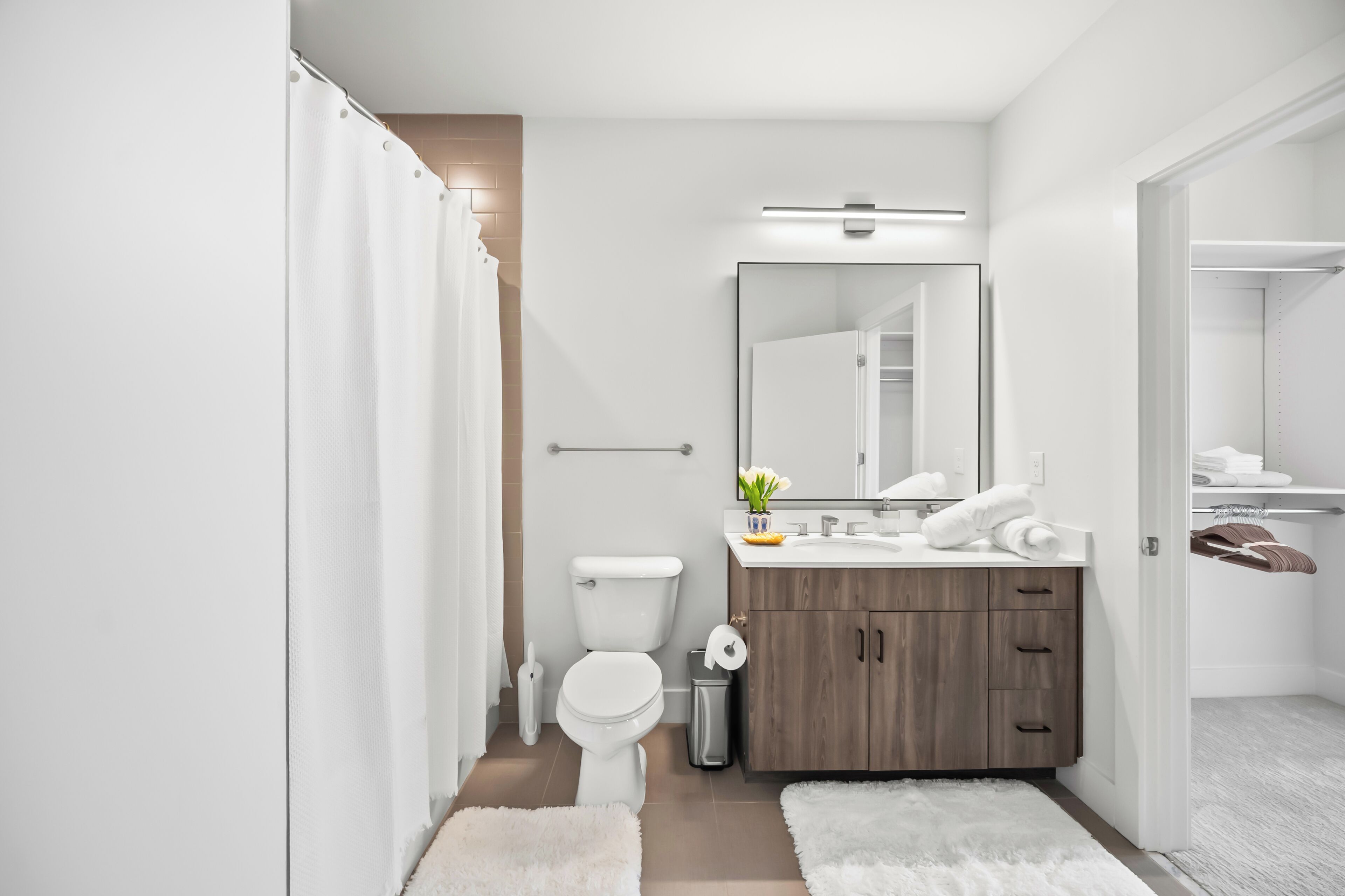 吹风机、毛巾、肥皂、卫生纸