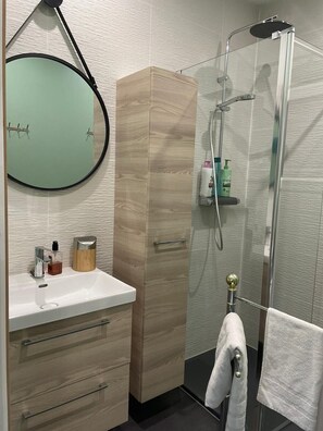 Een douche, een haardroger, handdoeken, zeep