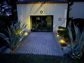 Exterior detail - CASITA LATINA (Saint Genis des Fontaines)