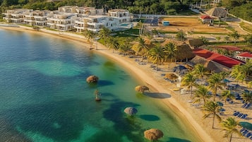 Playa privada, arena blanca, tumbonas y sombrillas