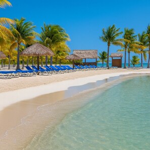 Bãi biển riêng, cát trắng, ghế dài tắm nắng, dù trên bãi biển 