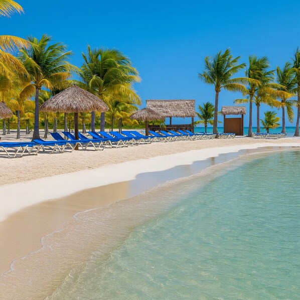 Private beach, white sand, sun-loungers, beach umbrellas - Barmel Villa Rooms (Roatan)