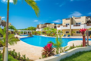 2 outdoor pools
