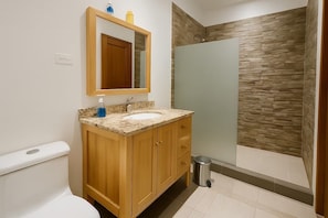 Comfort-Doppelzimmer | Badezimmer | Dusche, Handtücher, Seife, Shampoo