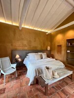 客房内保险箱、办公桌、熨斗/熨板、免费 WiFi