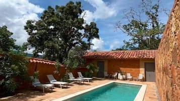 Alberca al aire libre, acceso de 08:00 a 20:00, y camastros