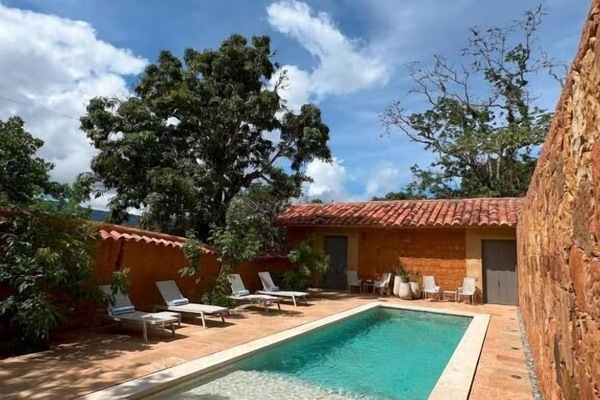 Piscina externa, funciona das 8h às 20h, espreguiçadeiras