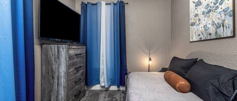 3 bedrooms, iron/ironing board, WiFi, bed sheets